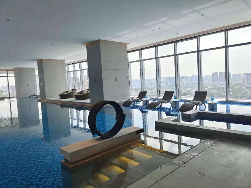 La pompa di calore e il sistema di climatizzazione della piscina Blueway garantiscono il comfort tutto l'anno presso la piscina Sky Infinity del Chengdu Bay Hotel